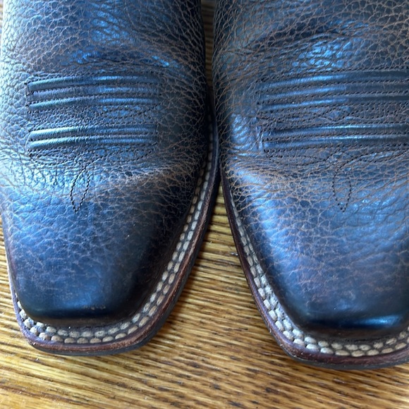 Ariat ladies western boots. Brown w/turquoise topstitching. Square toe. Size 8C - Picture 15 of 15